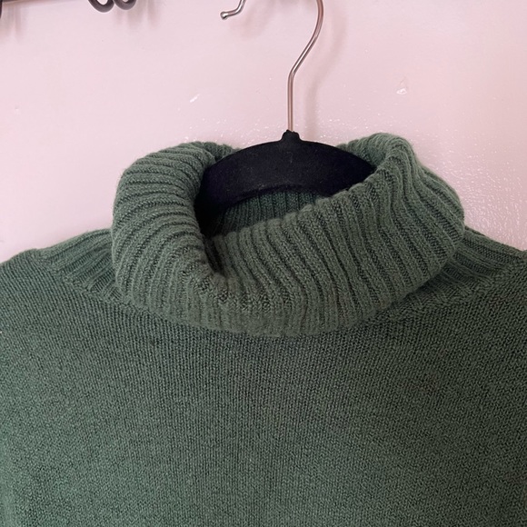Forest Green turtle neck sweater - Picture 2 of 5
